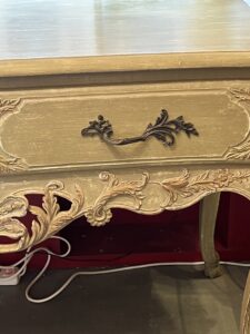 Console, table de chasse en bois rechampi sculpté, ouvrant par deux tiroirs en ceinture