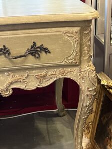 Console, table de chasse en bois rechampi sculpté, ouvrant par deux tiroirs en ceinture