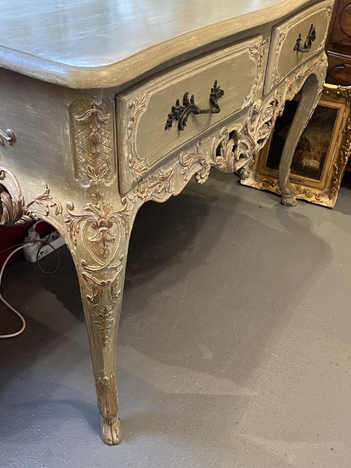 Console, table de chasse en bois rechampi sculpté, ouvrant par deux tiroirs en ceinture