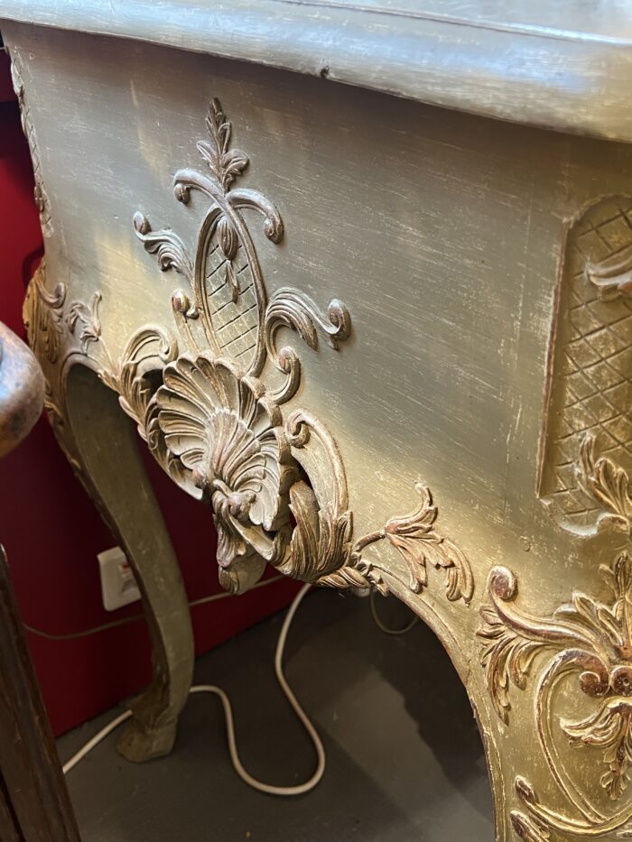 Console, table de chasse en bois rechampi sculpté, ouvrant par deux tiroirs en ceinture