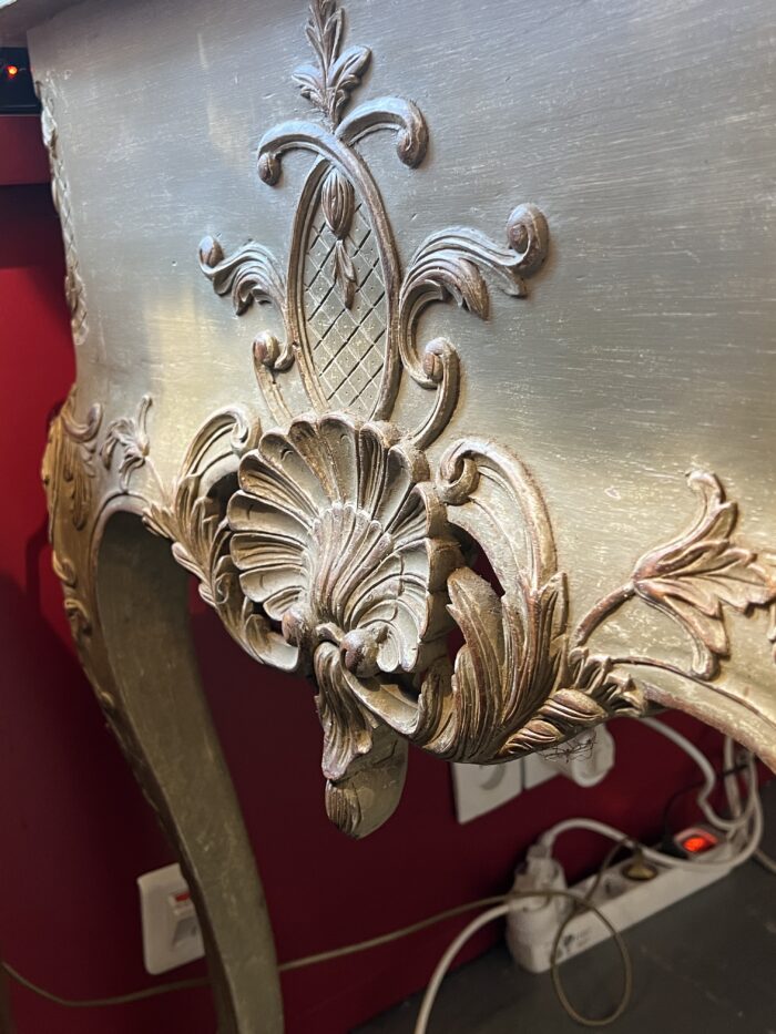 Console, table de chasse en bois rechampi sculpté, ouvrant par deux tiroirs en ceinture