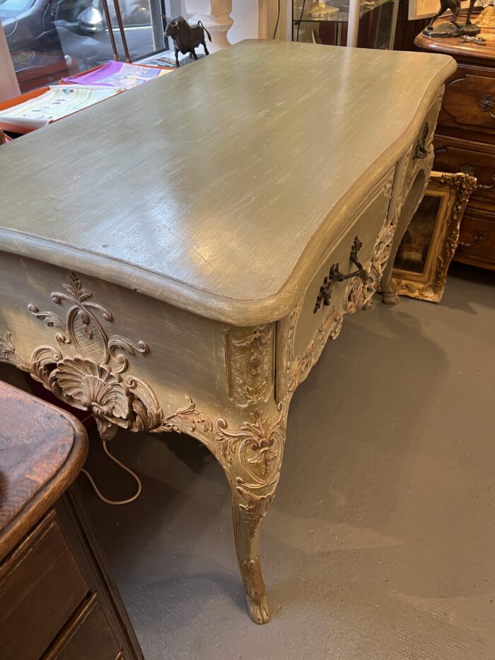 Console, table de chasse en bois rechampi sculpté, ouvrant par deux tiroirs en ceinture
