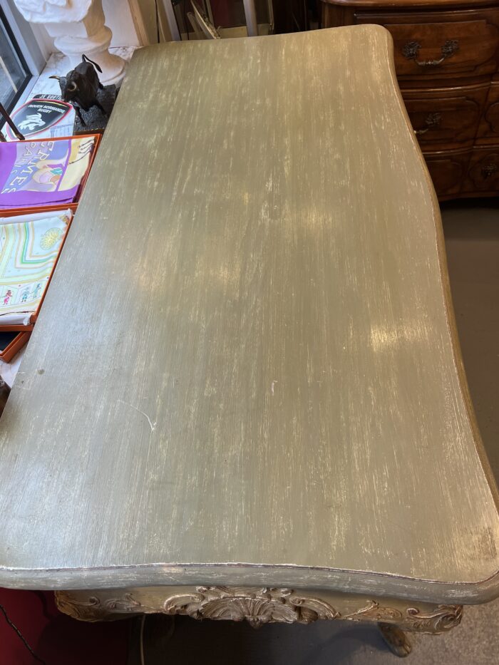Console, table de chasse en bois rechampi sculpté, ouvrant par deux tiroirs en ceinture