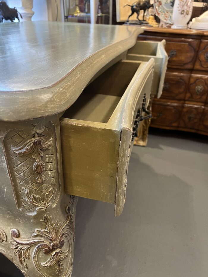 Console, table de chasse en bois rechampi sculpté, ouvrant par deux tiroirs en ceinture