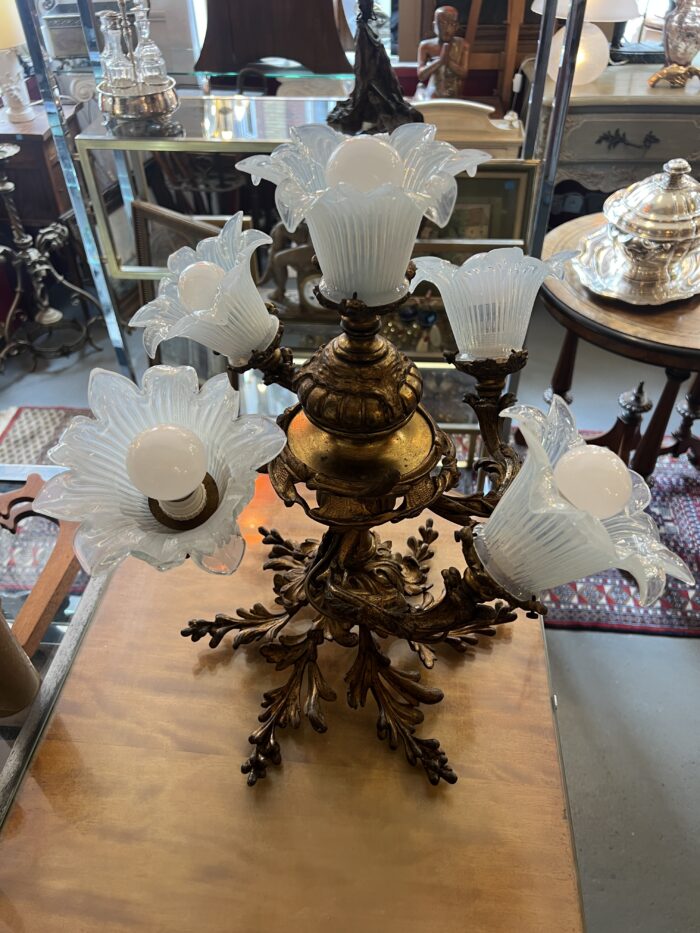Lustre en bronze massif à bras mouvementés, XIXe, tulipes opalescentes