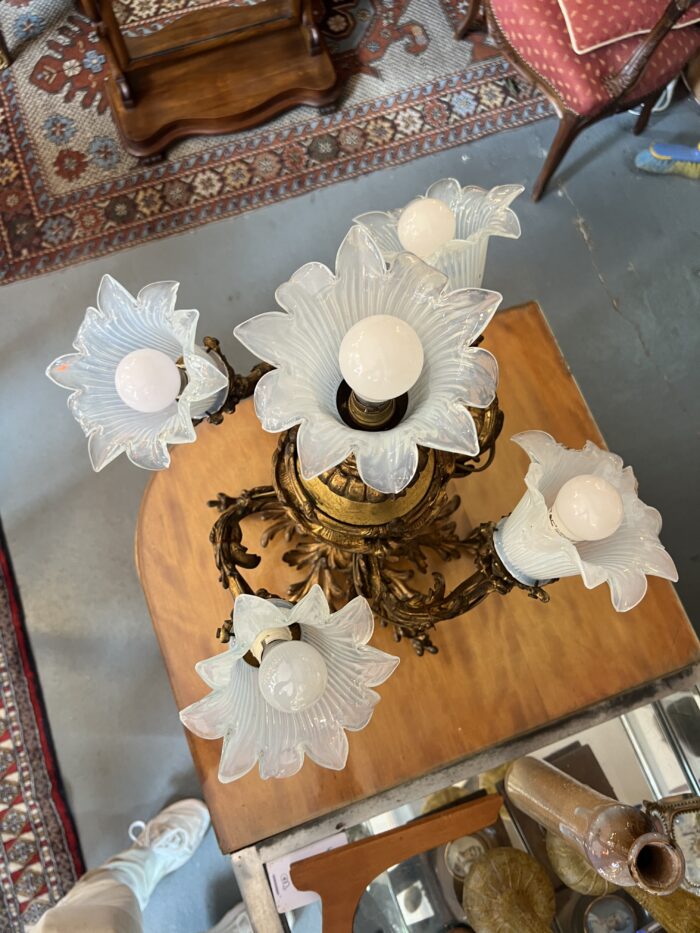 Lustre en bronze massif à bras mouvementés, XIXe, tulipes opalescentes
