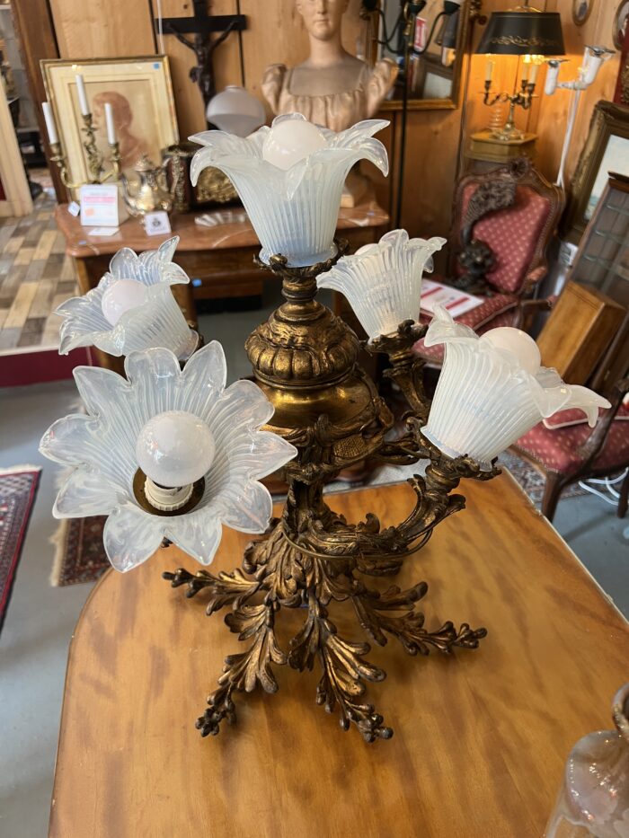 Lustre en bronze massif à bras mouvementés, XIXe, tulipes opalescentes