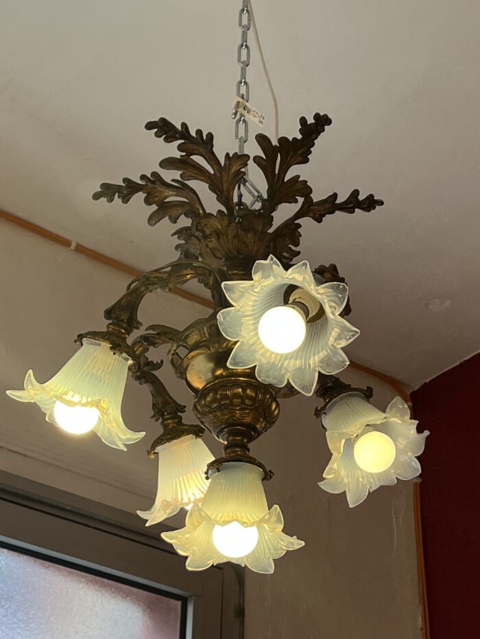 Lustre en bronze massif à bras mouvementés, XIXe, tulipes opalescentes