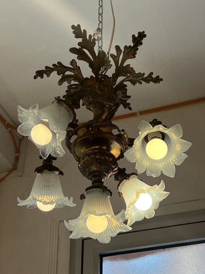 Lustre en bronze massif à bras mouvementés, XIXe, tulipes opalescentes