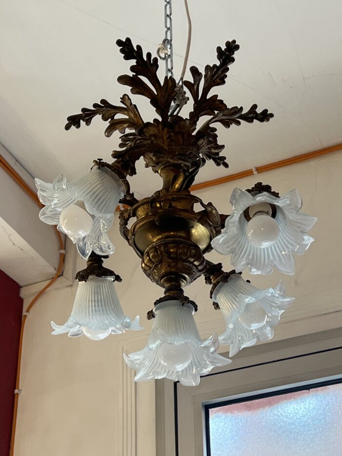 Lustre en bronze massif à bras mouvementés, XIXe, tulipes opalescentes