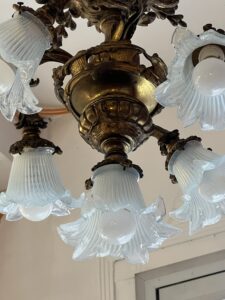 Lustre en bronze massif à bras mouvementés, XIXe, tulipes opalescentes