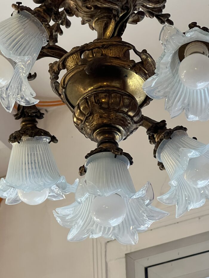 Lustre en bronze massif à bras mouvementés, XIXe, tulipes opalescentes