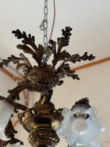 Lustre en bronze massif à bras mouvementés, XIXe, tulipes opalescentes