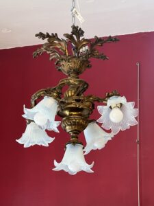 Lustre en bronze massif à bras mouvementés, XIXe, tulipes opalescentes