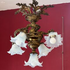 Lustre en bronze massif à bras mouvementés, XIXe, tulipes opalescentes