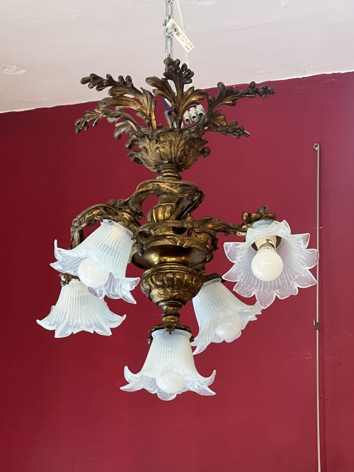 Lustre en bronze massif à bras mouvementés, XIXe, tulipes opalescentes