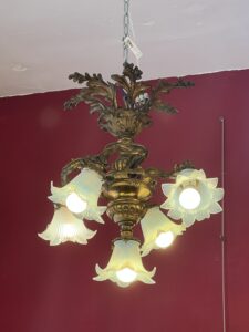 Lustre en bronze massif à bras mouvementés, XIXe, tulipes opalescentes