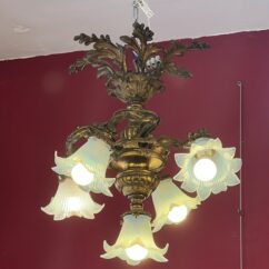 Lustre en bronze massif à bras mouvementés, XIXe, tulipes opalescentes