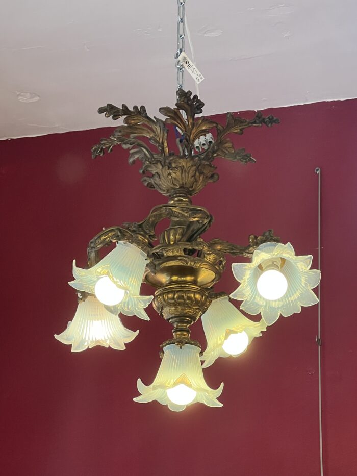 Lustre en bronze massif à bras mouvementés, XIXe, tulipes opalescentes