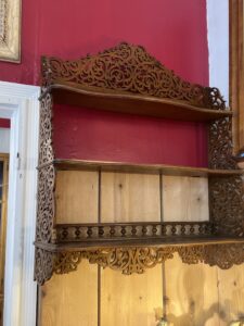 Etagère murale en bois découpé, époque fin XIXe siècle