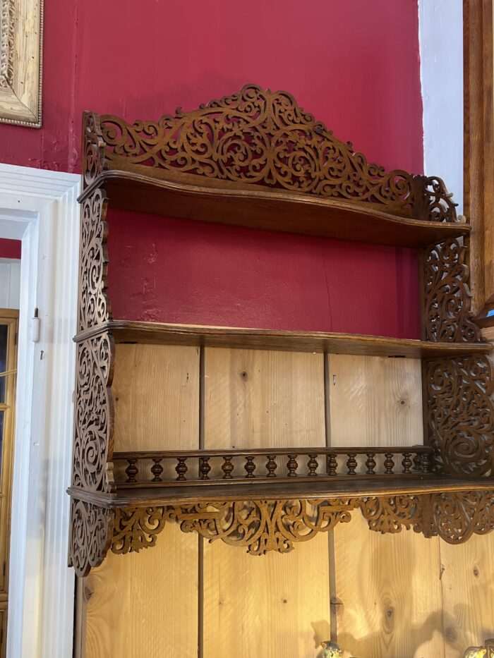 Etagère murale en bois découpé, époque fin XIXe siècle