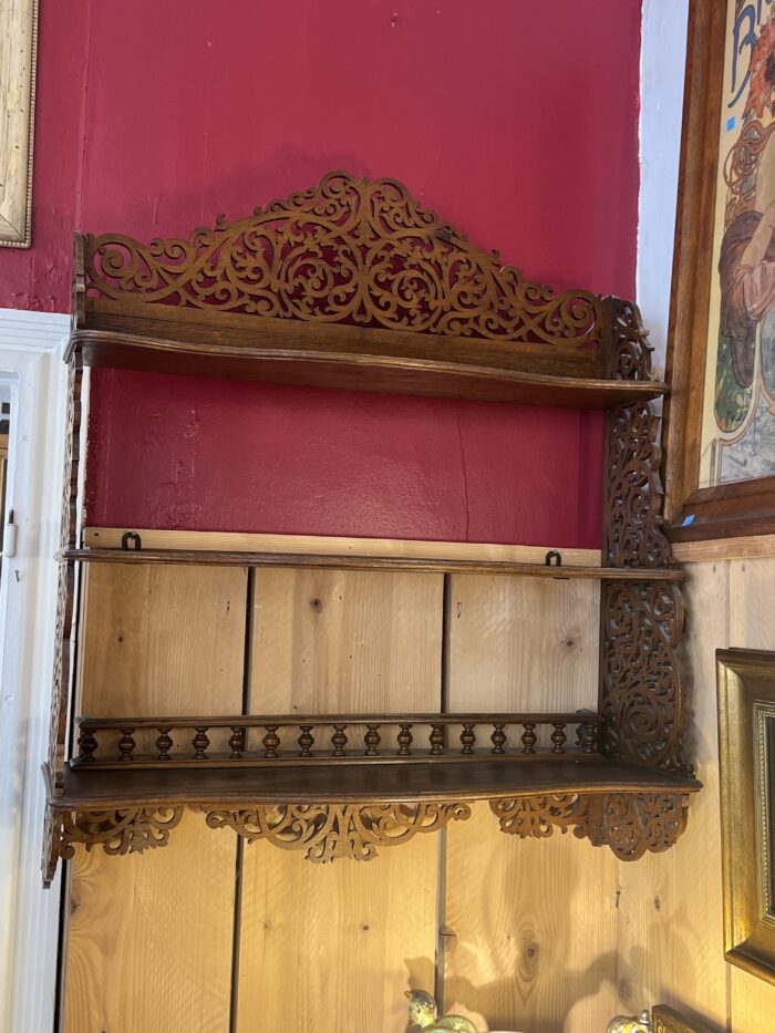 Etagère murale en bois découpé, époque fin XIXe siècle