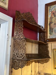 Etagère murale en bois découpé, époque fin XIXe siècle