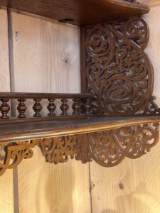 Etagère murale en bois découpé, époque fin XIXe siècle