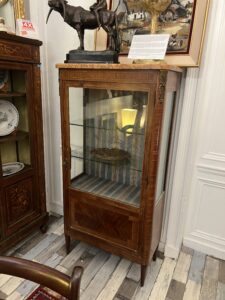 Vitrine argentier de style Louis XVI, vers 1900, en bois de placage et marqueterie