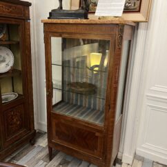 Vitrine argentier de style Louis XVI, vers 1900, en bois de placage et marqueterie