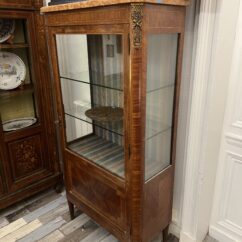 Vitrine argentier de style Louis XVI, vers 1900, en bois de placage et marqueterie