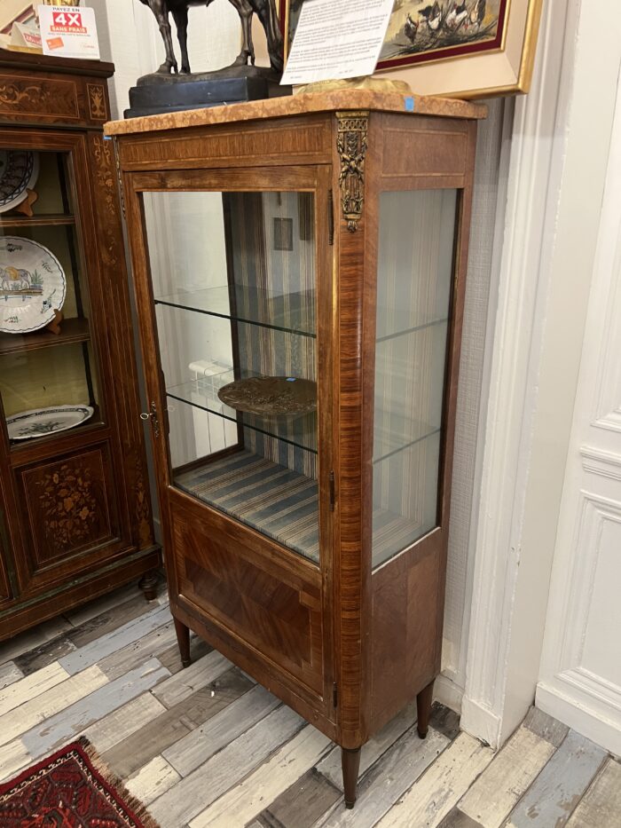 Vitrine argentier de style Louis XVI, vers 1900, en bois de placage et marqueterie