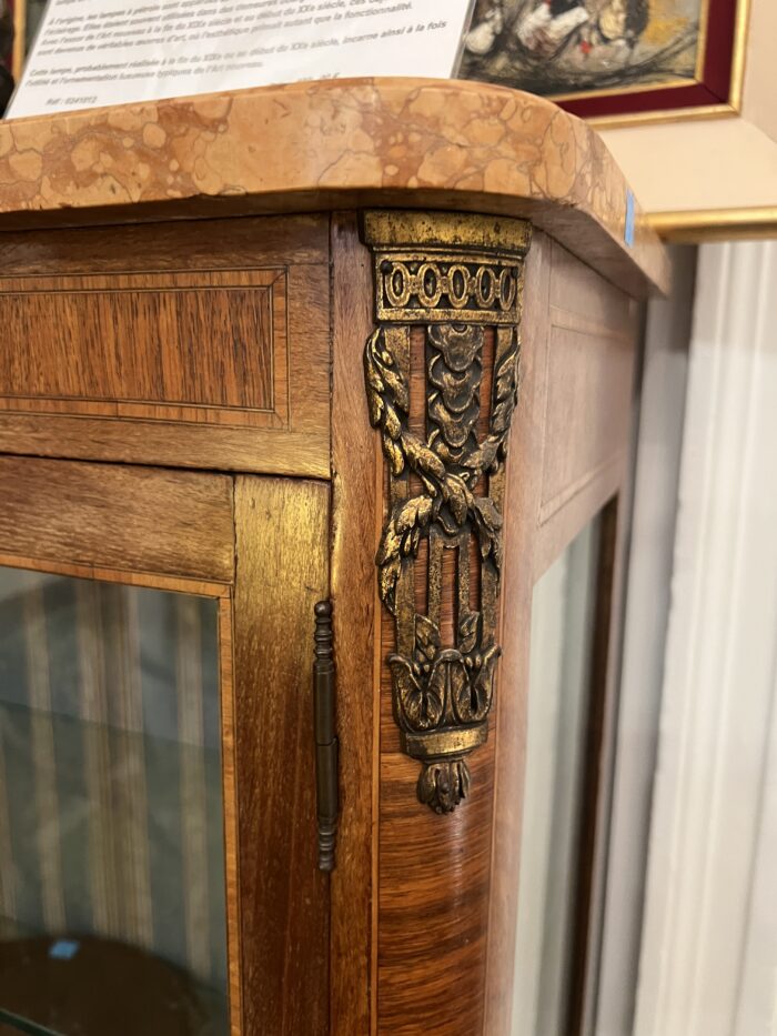 Vitrine argentier de style Louis XVI, vers 1900, en bois de placage et marqueterie