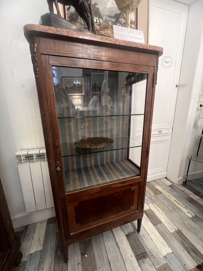 Vitrine argentier de style Louis XVI, vers 1900, en bois de placage et marqueterie