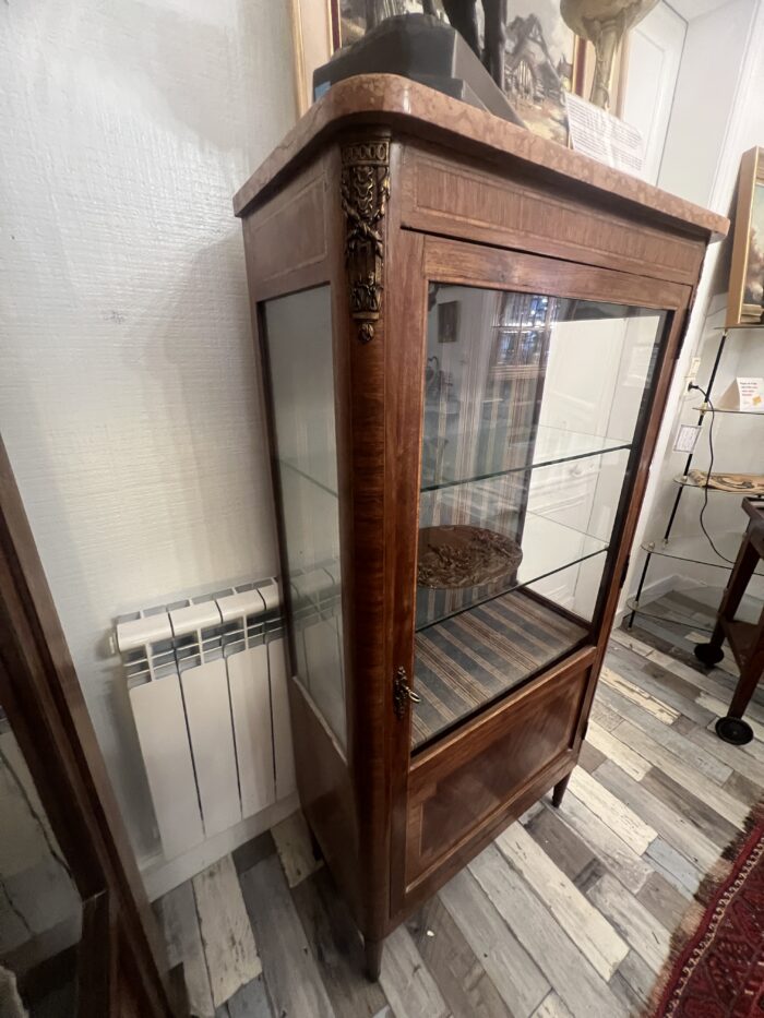 Vitrine argentier de style Louis XVI, vers 1900, en bois de placage et marqueterie