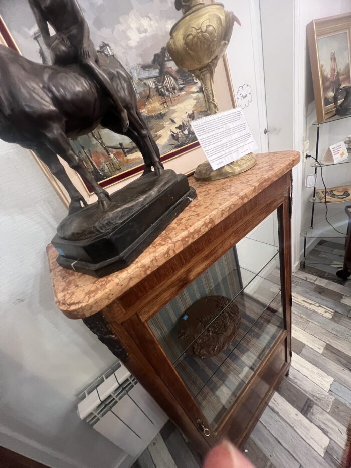 Vitrine argentier de style Louis XVI, vers 1900, en bois de placage et marqueterie
