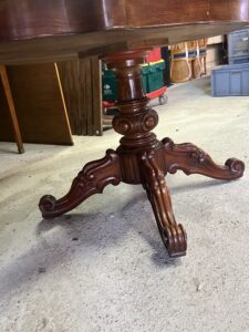 Grand guéridon violonné d'époque Louis Philippe en acajou XIXe siècle