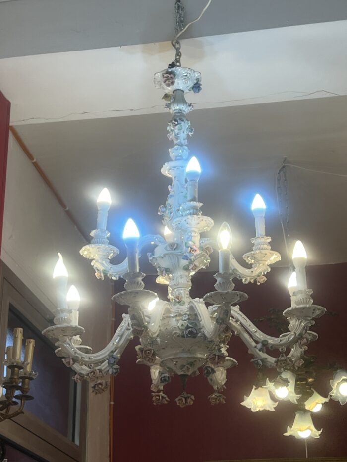 Grand lustre XIXe en porcelaine Italienne de Capodimonte, décor floral