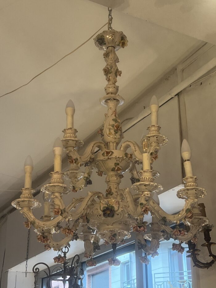 Grand lustre XIXe en porcelaine Italienne de Capodimonte, décor floral