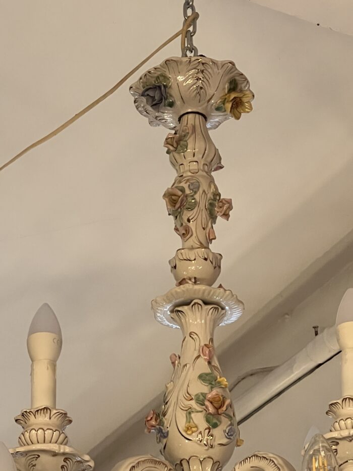 Grand lustre XIXe en porcelaine Italienne de Capodimonte, décor floral