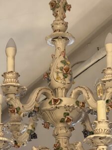 Grand lustre XIXe en porcelaine Italienne de Capodimonte, décor floral