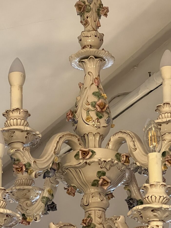 Grand lustre XIXe en porcelaine Italienne de Capodimonte, décor floral