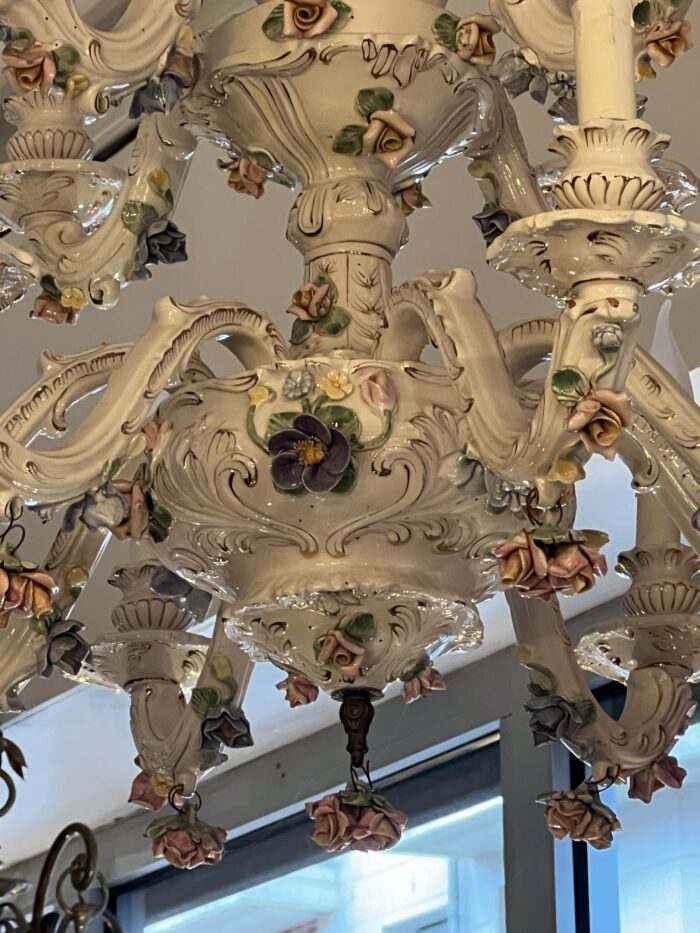 Grand lustre XIXe en porcelaine Italienne de Capodimonte, décor floral