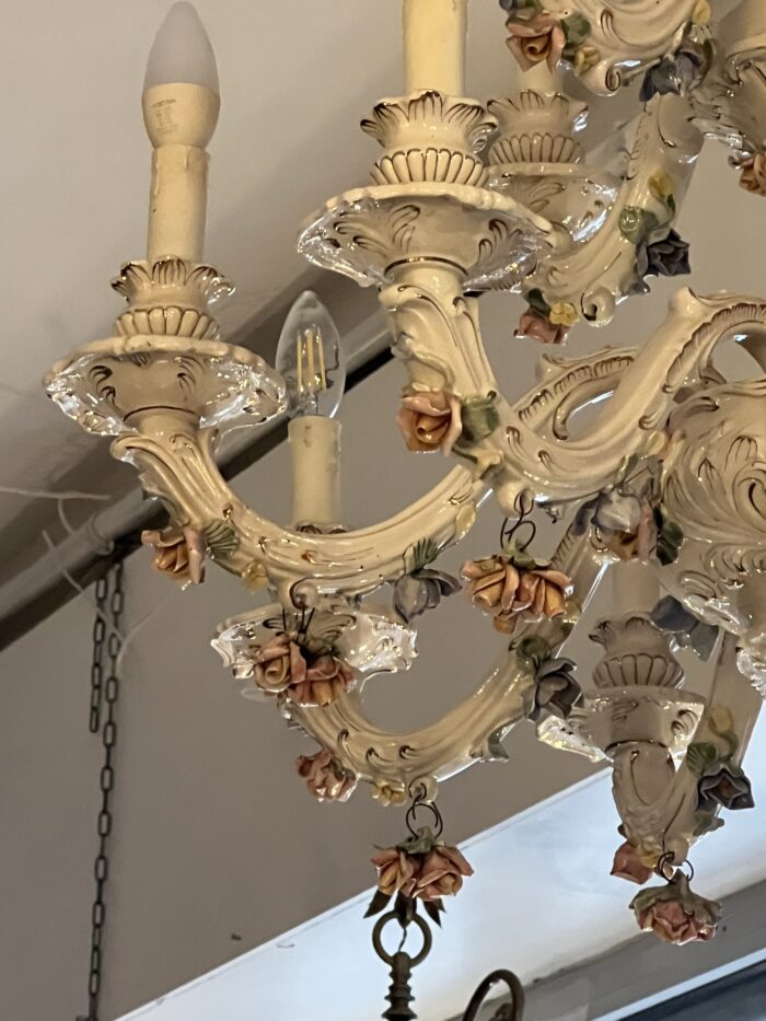 Grand lustre XIXe en porcelaine Italienne de Capodimonte, décor floral