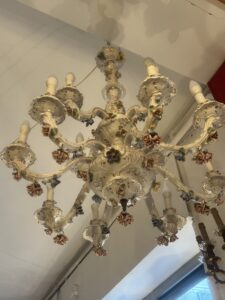 Grand lustre XIXe en porcelaine Italienne de Capodimonte, décor floral