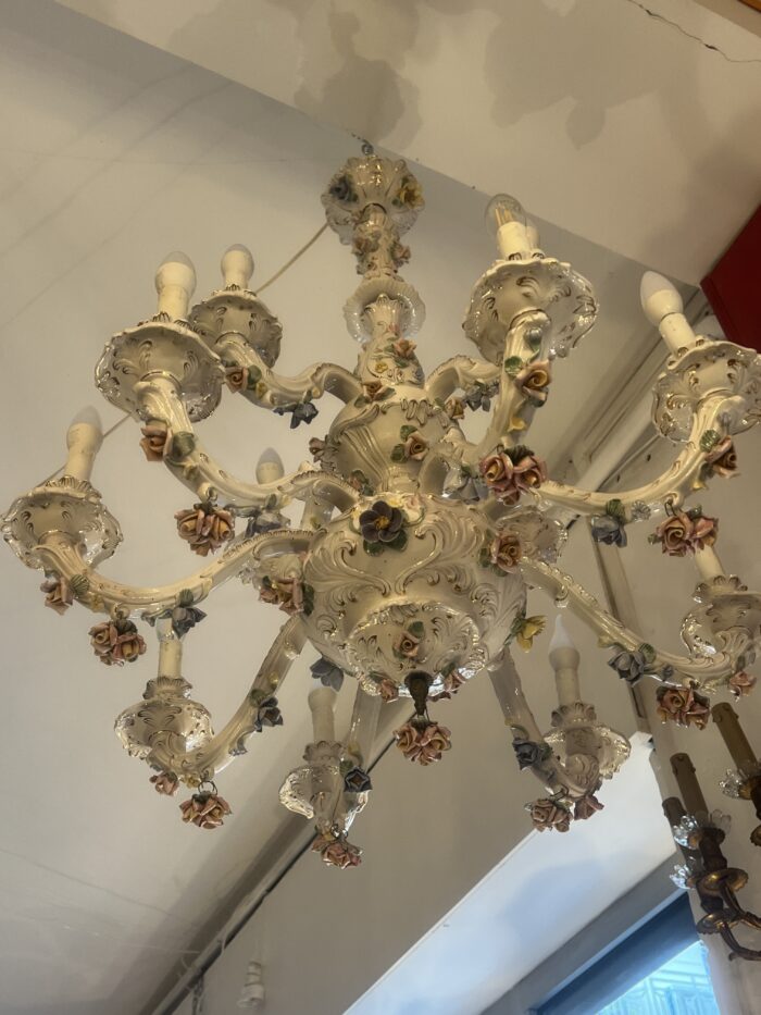 Grand lustre XIXe en porcelaine Italienne de Capodimonte, décor floral
