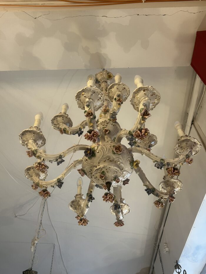 Grand lustre XIXe en porcelaine Italienne de Capodimonte, décor floral