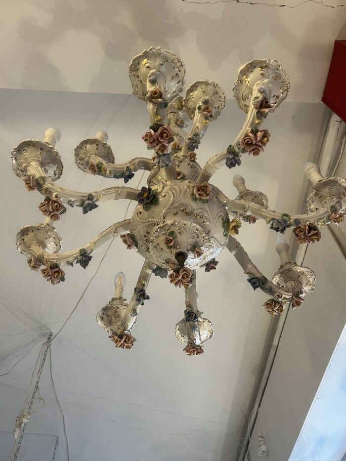 Grand lustre XIXe en porcelaine Italienne de Capodimonte, décor floral