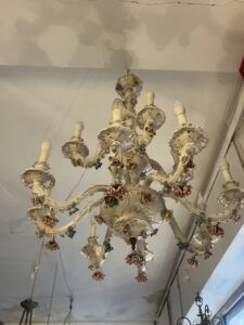 Grand lustre XIXe en porcelaine Italienne de Capodimonte, décor floral