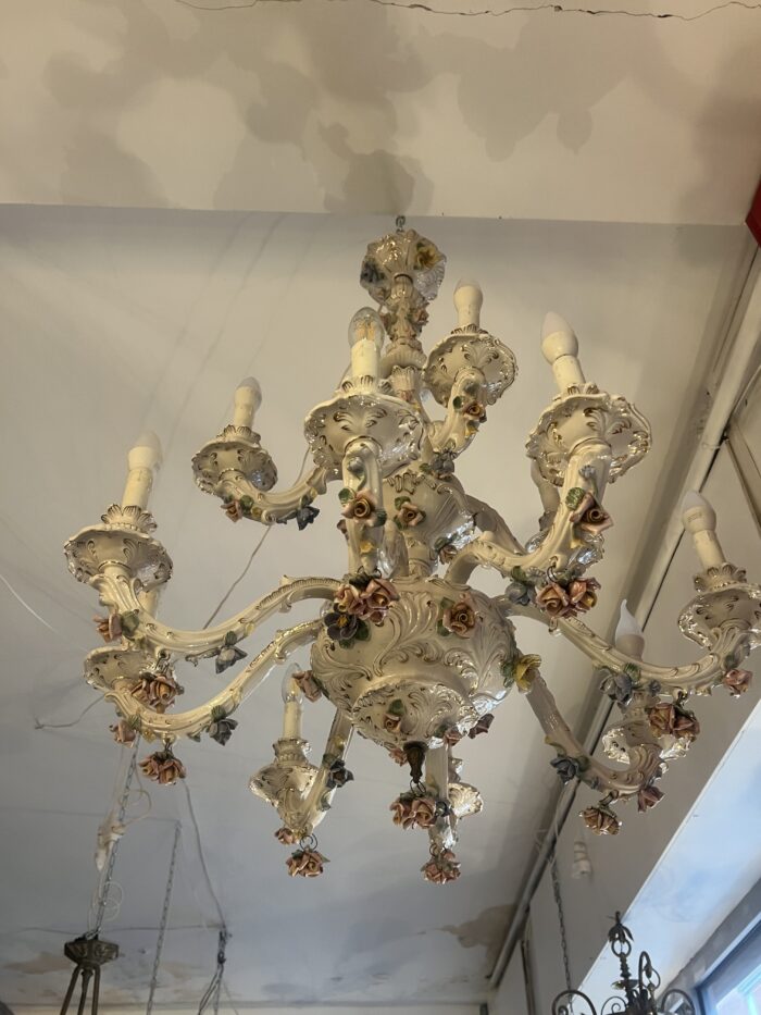 Grand lustre XIXe en porcelaine Italienne de Capodimonte, décor floral